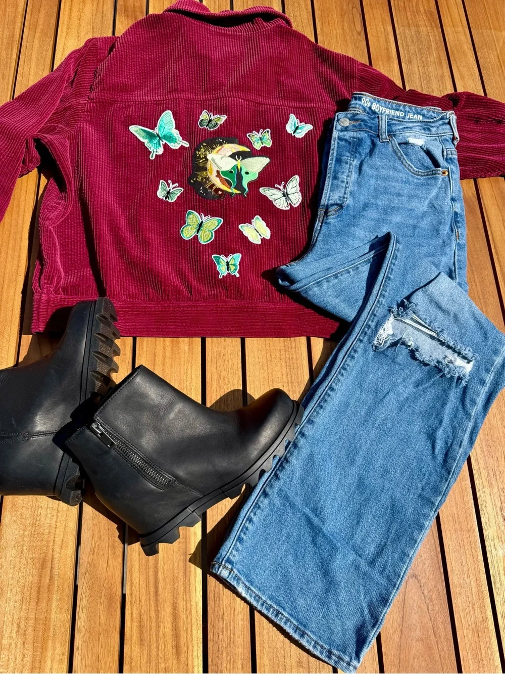 S.O.N.G. 90’s Boyfriend Jeans in Light Blue - Distressed High-Rise Denim